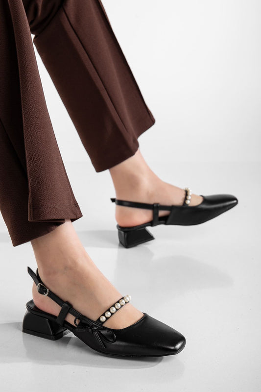 حذاء ميرا بكعب مفتوح من الخلف ومزين باللؤلؤ باللون الأسود